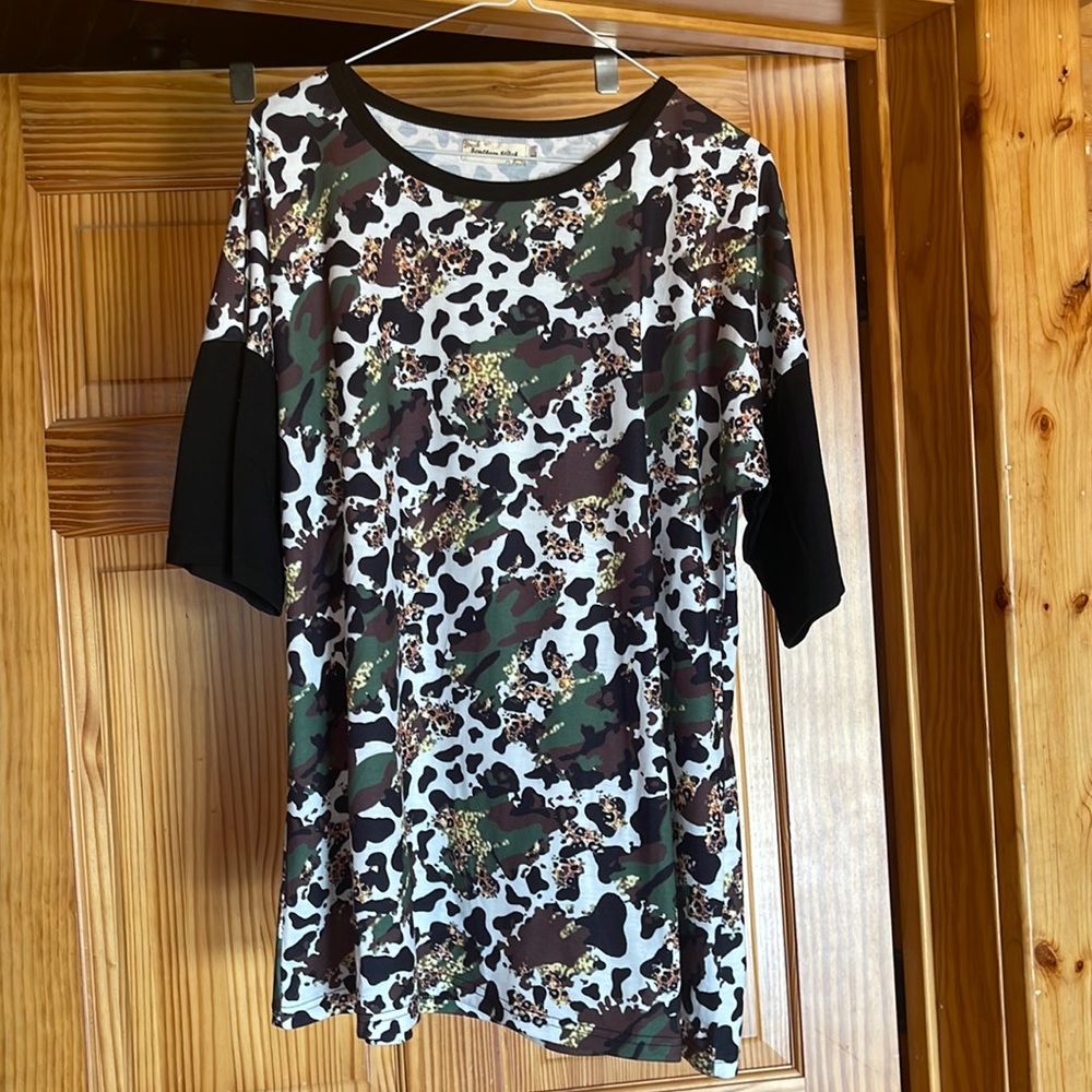 Brand new without tags size Large runs a little big. Camo/blk print